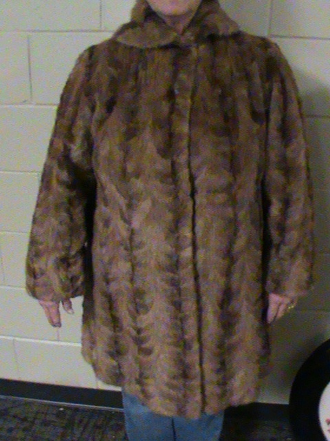 lot 101 image: Vintage Womans Fur Coat