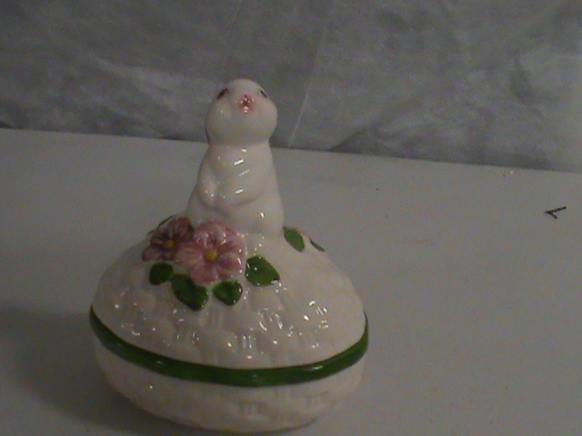 lot 137 image: Vintage Bunny Dish