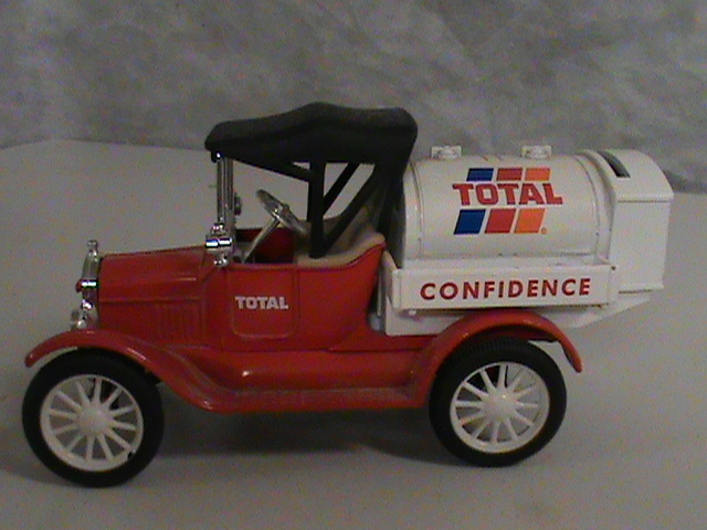 lot 150 image: Cast Iron Replica of a Ford Model T Runabout - 1918