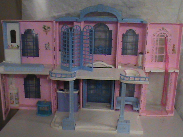 lot 180 image: Doll House