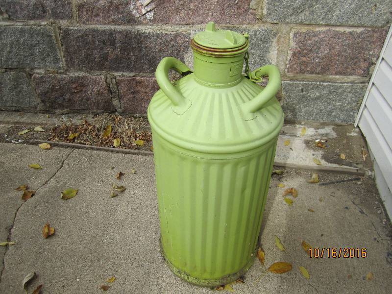 Vintage metal can by the Davis Mfg ...