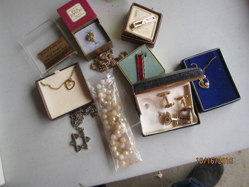 Lot of jewlery...