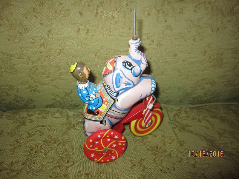 Vintage metal carousel ridedr...