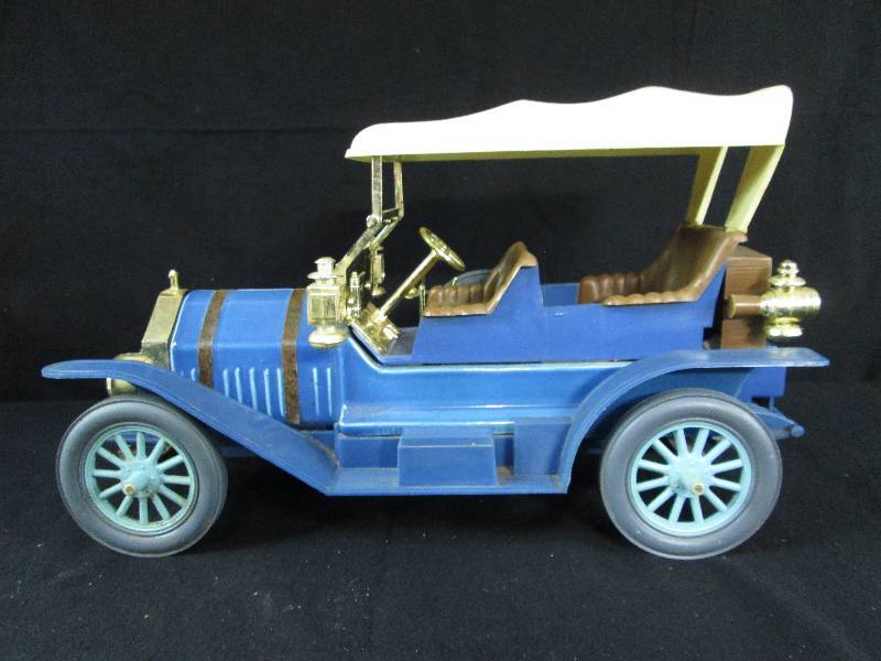lot 88 image: Jim Beam Decanter 1909 Thomas Flyer