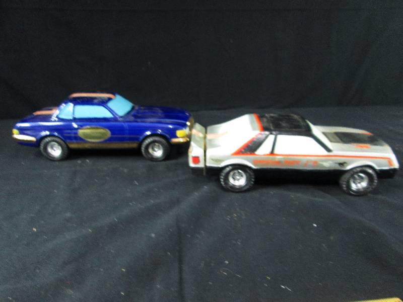 lot 112 image: 2 Car Decanters