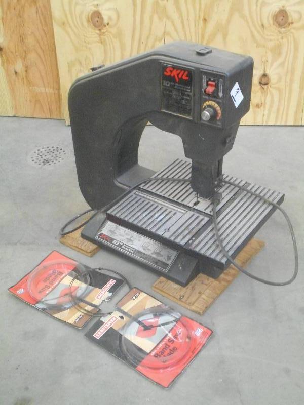 lot 9 image: Skil 10 120Volt Bandsaw With Extra...