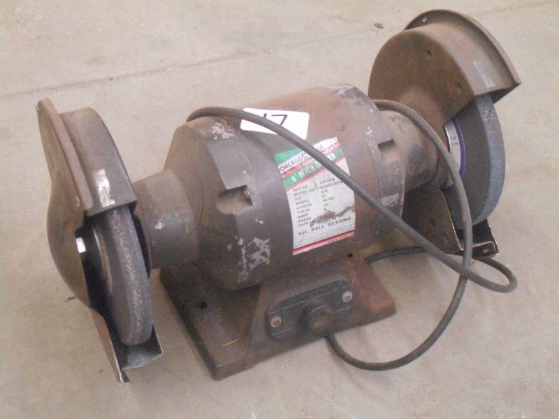 lot 17 image: Chicago Force 8 Dual Wheel Bench G...