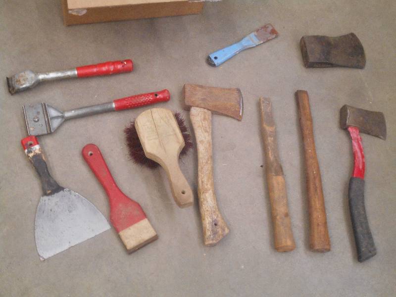 lot 32 image: Box Of Assorted Hand Tools ...