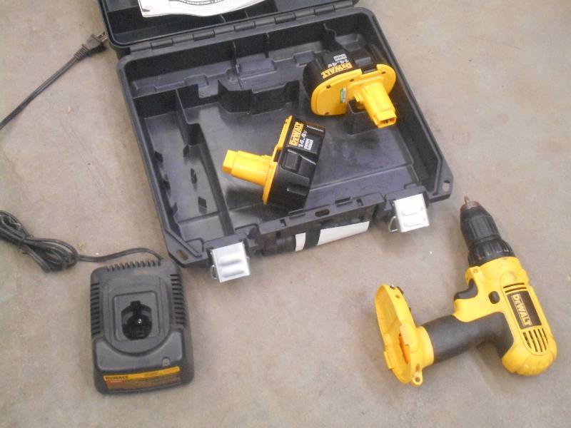 lot 47 image: DeWalt 12 Cordless DrilDriver Se...