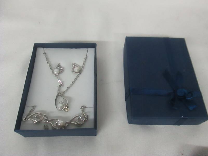 lot 76 image: Pearl & CZ Accent Jewelry Set