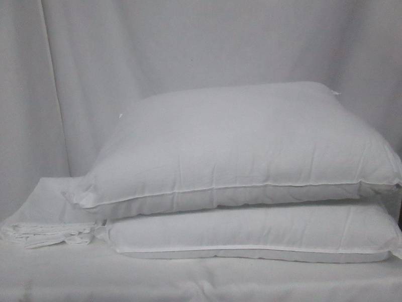 lot 50 image: Sensorpedic Classic Pillows and Pillow Protectors - 2-pk. of each.