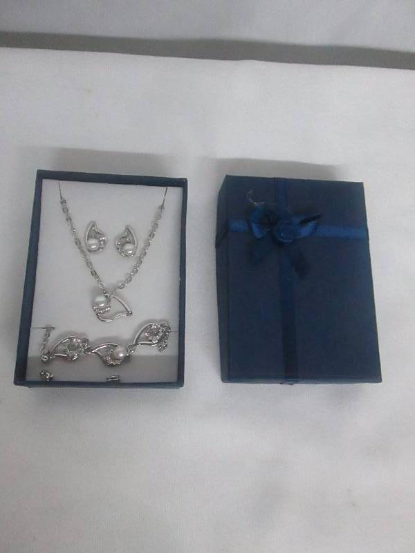 lot 79 image: Pearl & CZ Accent Jewelry Set