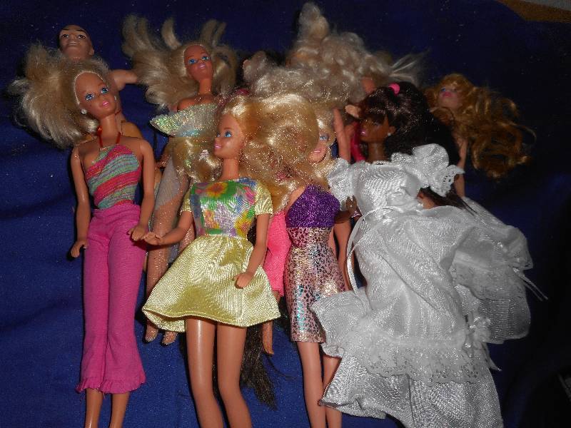 10 COLLECTIBLE BARBIES