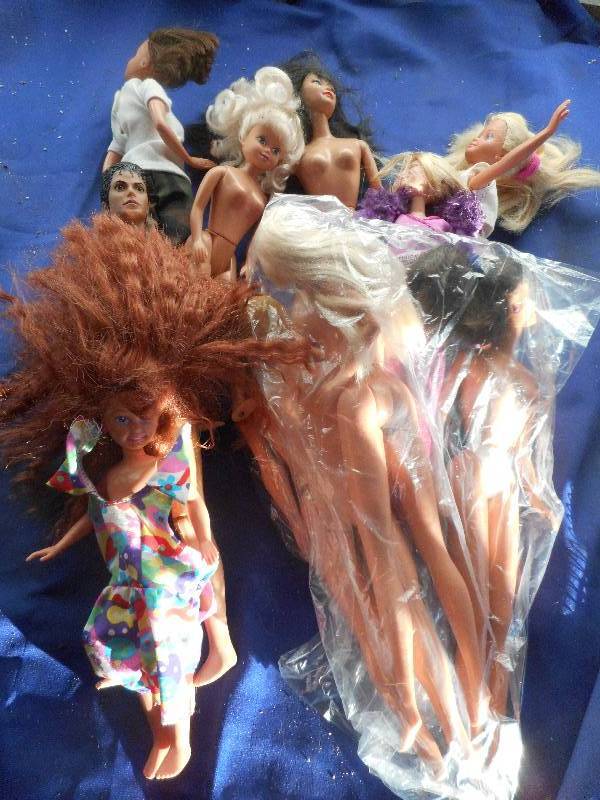 10 COLLECTIBLE BARBIES