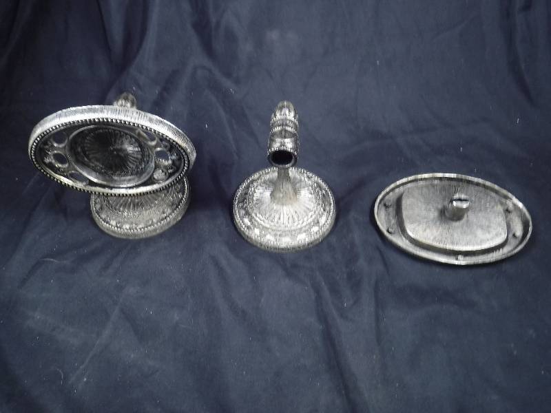 lot 28 image: Vintage Toothbrush and Soap Holders