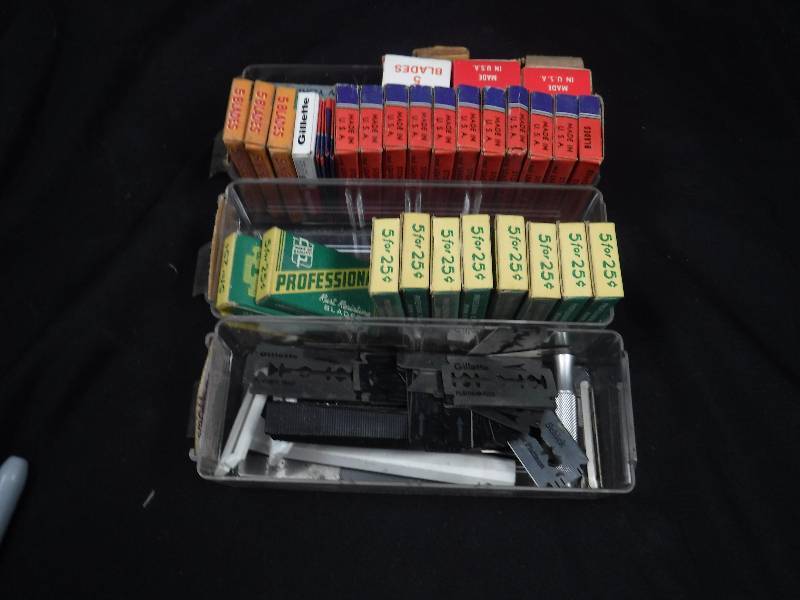 lot 34 image: Vintage SingleDouble-Edged Shaving Razor Blades - NIB
