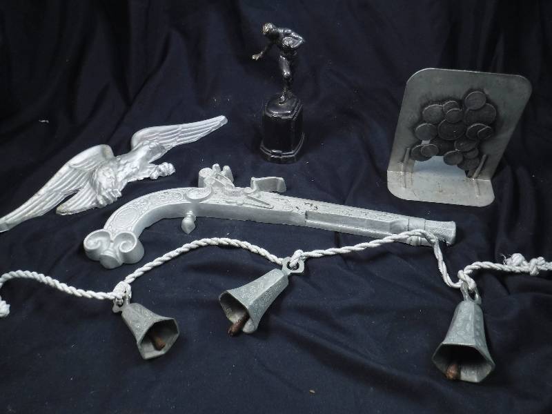 lot 62 image: Lot of Vintage Metal Decor