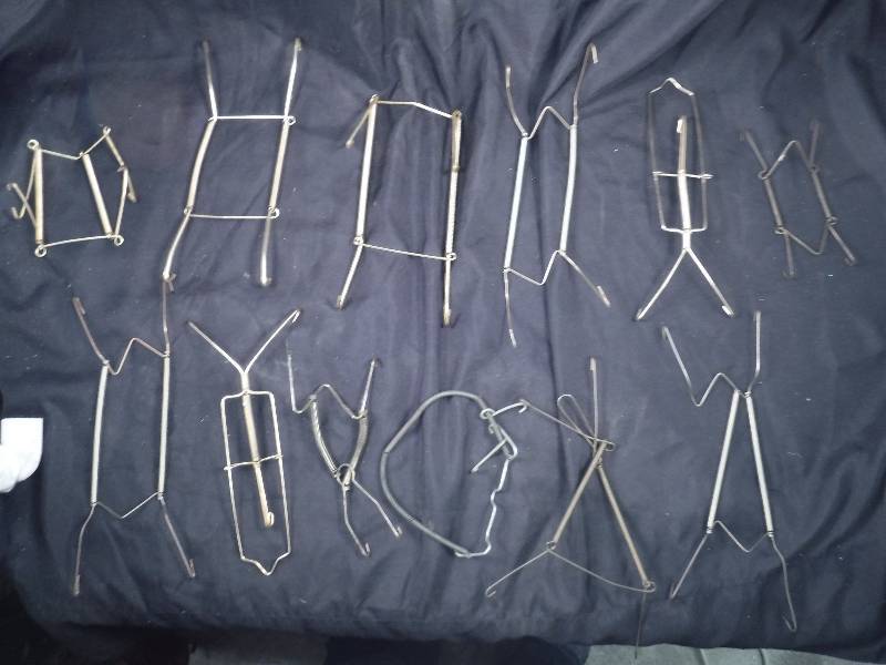 lot 7 image: Lot of Plate HangersHolders