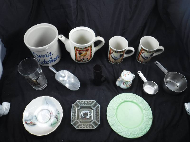 lot 8 image: Lot of Misc. Vintage Items