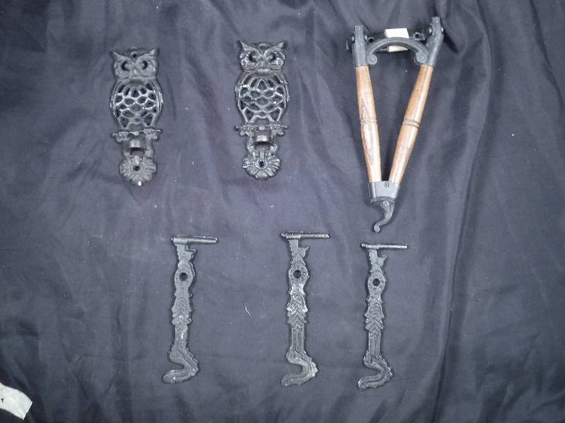 lot 9 image: Antique Cabinet Hardware