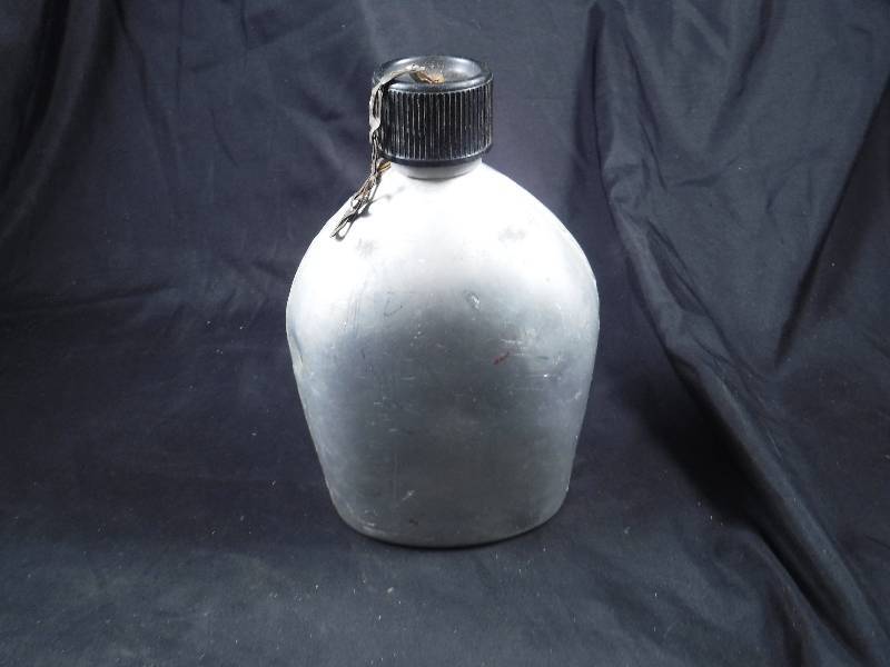 lot 14 image: Vintage Canteen