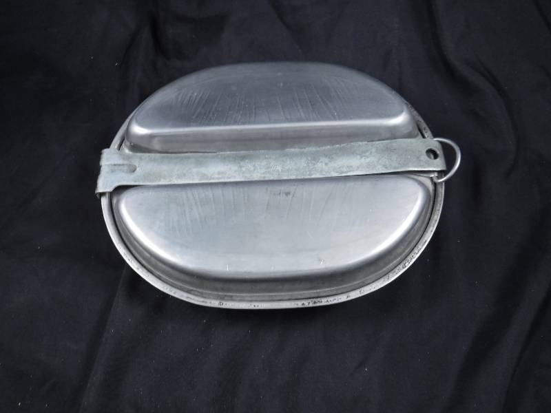 lot 16 image: Vintage CampingOutdoor Dishes