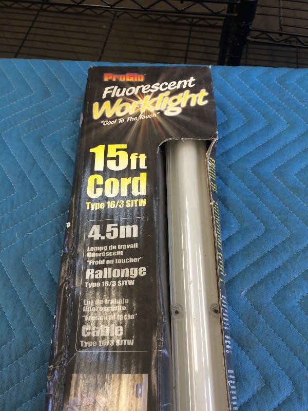 lot 70 image: Fluorescent Work Light  w15 cord  NEW