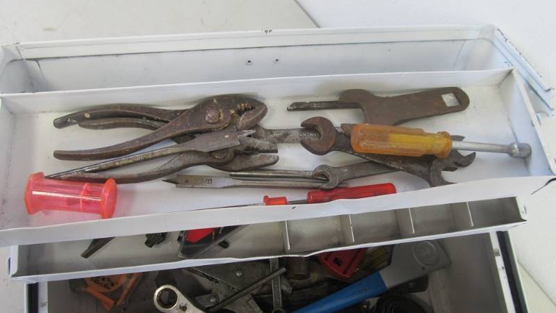 Vintage Metal Toolbox wTools