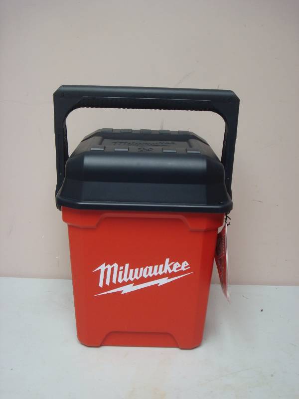 lot 4 image: Milwaukee 13 Jobsite Work Tool Box, New