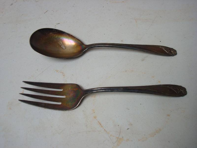lot 71 image: Pair Of 1847 Rogers Bros, Silver Plated Daffodil Serving Spoon And Fork