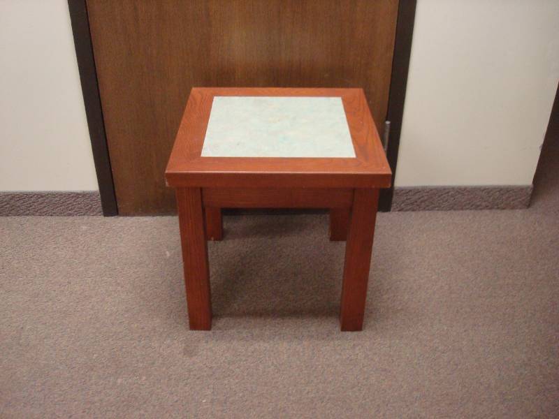 lot 81 image: End Table, Good Condition
