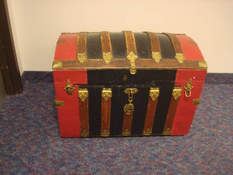 lot 85 image: Vintage Humpback Chest Trunk, Lots Of Wear, Loose Hinge
