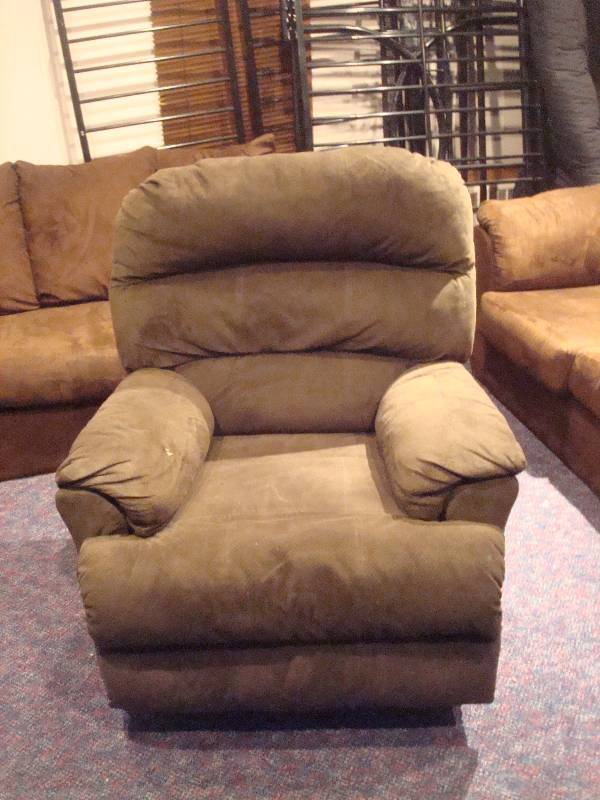 lot 97 image: Recliner Chair, Used, Some Wear, Marks, Tear, Needs Cleaning