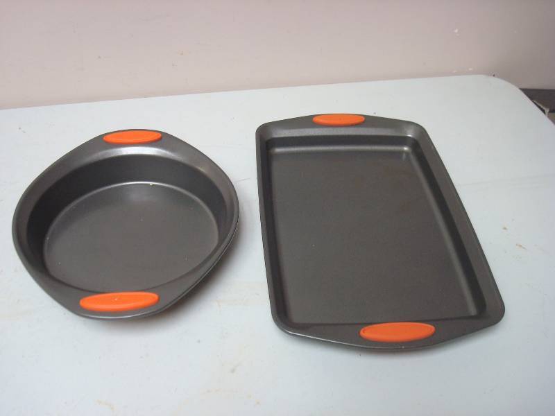 lot 99 image: Pair Of Rachel Ray Baking Pans, Looks Unused