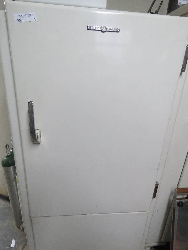 lot 1 image: Vintage General Electric Refrigerator