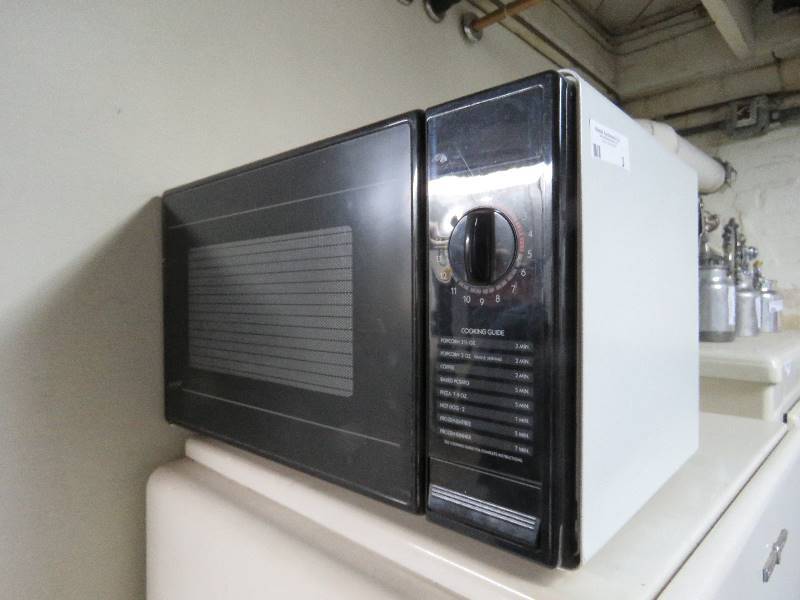 lot 3 image: Vintage Microwave