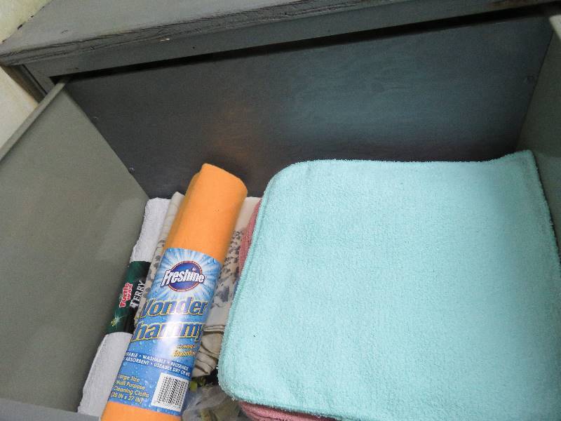lot 20 image: Contents of drawers