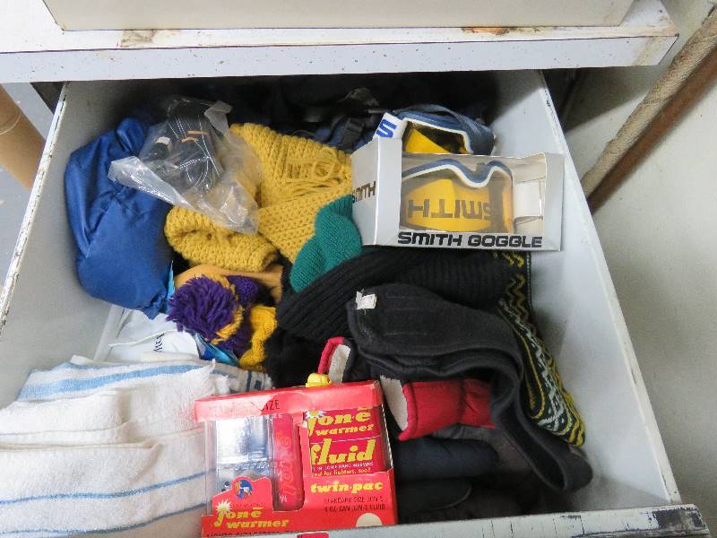 lot 21 image: Contents of drawers