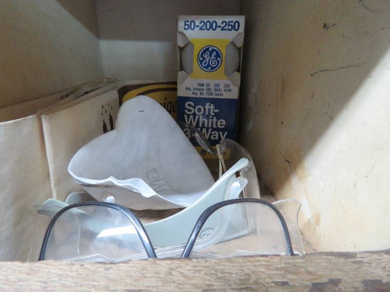 lot 28 image: Lightbulbs and more
