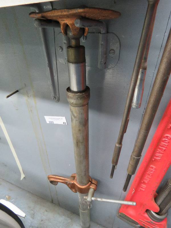 lot 49 image: Vintage Hydrolic Jack