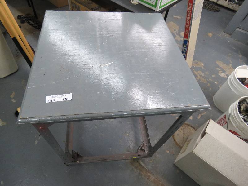 lot 126 image: Metal Work Bench