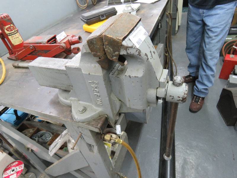 lot 160 image: Bench Vise