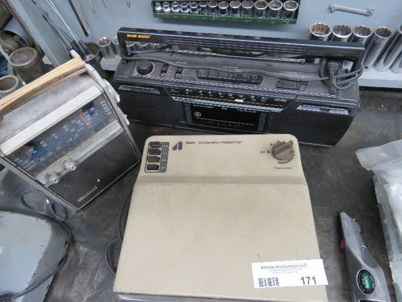 lot 171 image: vintage Radio lot
