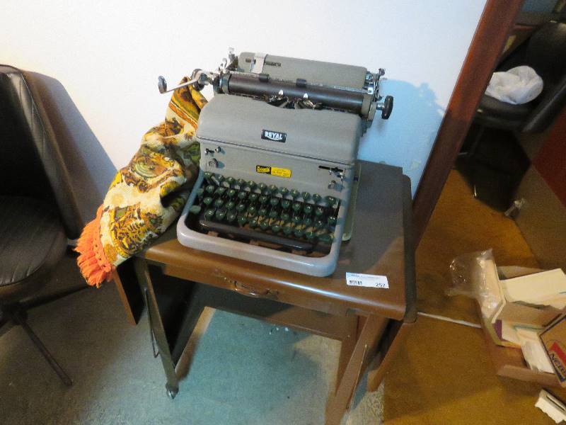 lot 257 image: Antique Typewriter