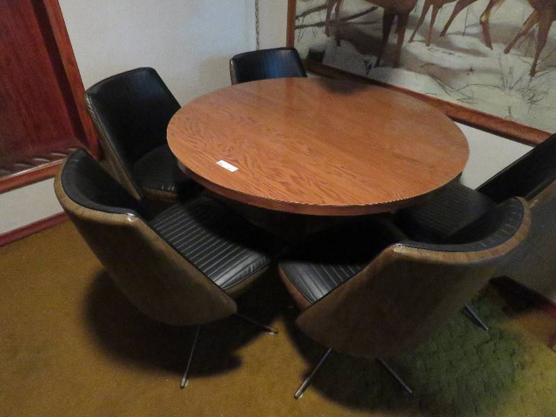 lot 267 image: Round Kitchen Table
