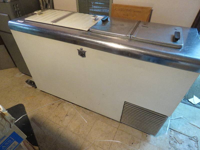 lot 356 image: Antique Ice Cream Dipping Freezer