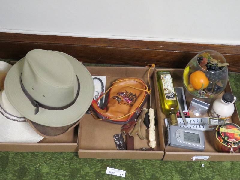 lot 673 image: Vintage household lot
