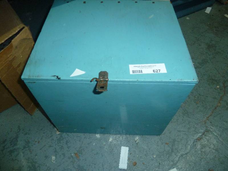 lot 627 image: Garage storage