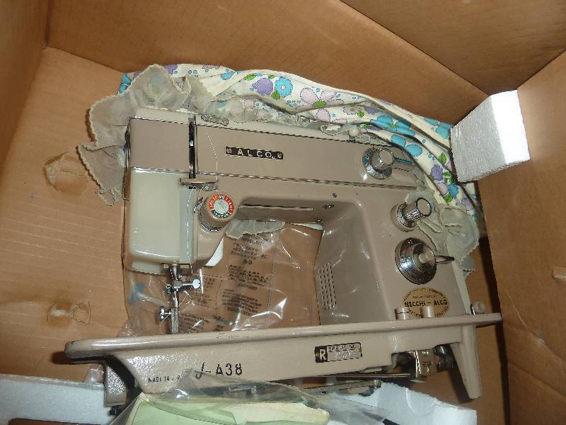 lot 646 image: Vintage Sewing Machine