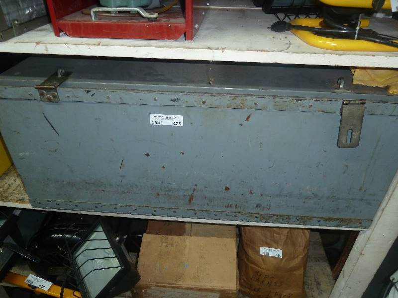 lot 425 image: Garage storage